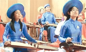 Members of the Huong Viet Traditional Music Group, founded by doctor Hong Viet Hai, perform dan tranh at an international zitherist festival held last month in HCM City (Photo: tuoitre.vn)